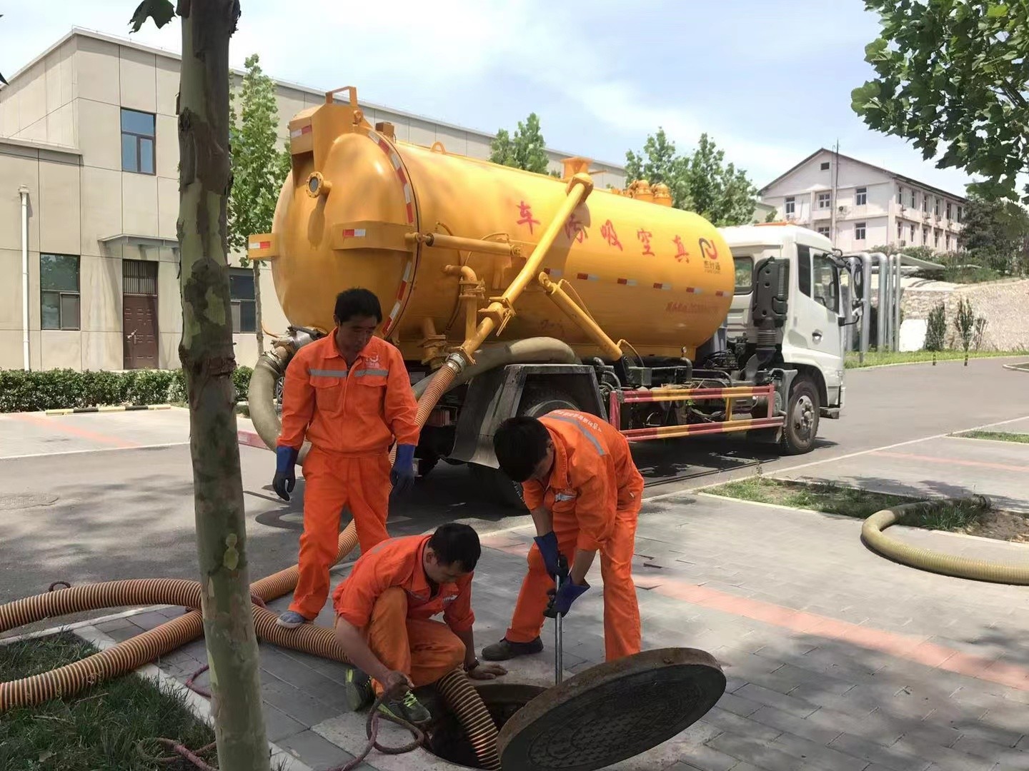 平坝管道疏通车停在窨井附近