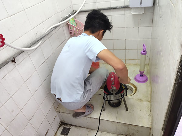 平坝肥皂掉到马桶里把马桶堵住了怎么办？马桶堵住了怎么办