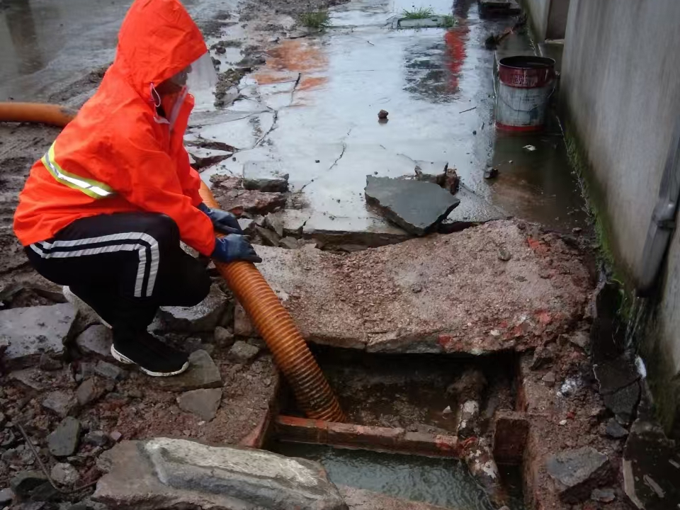 平坝专业清理污水池 炜誉市政以规范流程守护城市 “肠道”