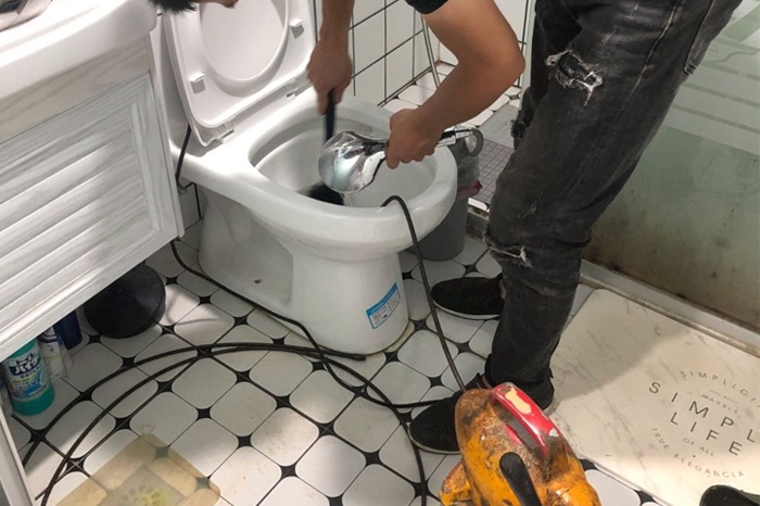 平坝马桶堵塞自己疏通还是找师傅？专业上门服务让你省时更省心